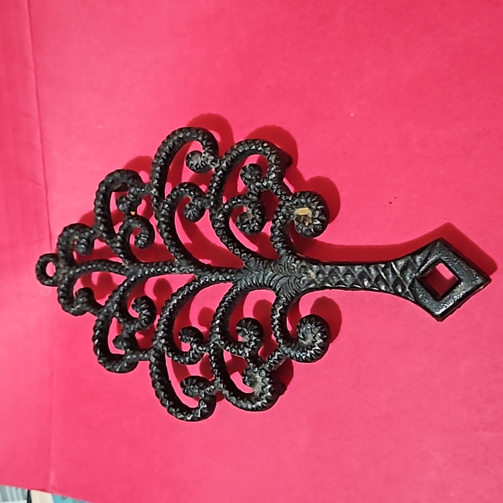 Virginia Metalcrafters Small 4.5" Trivet, Family Tree, Vintage Cast Iron, TRV-01